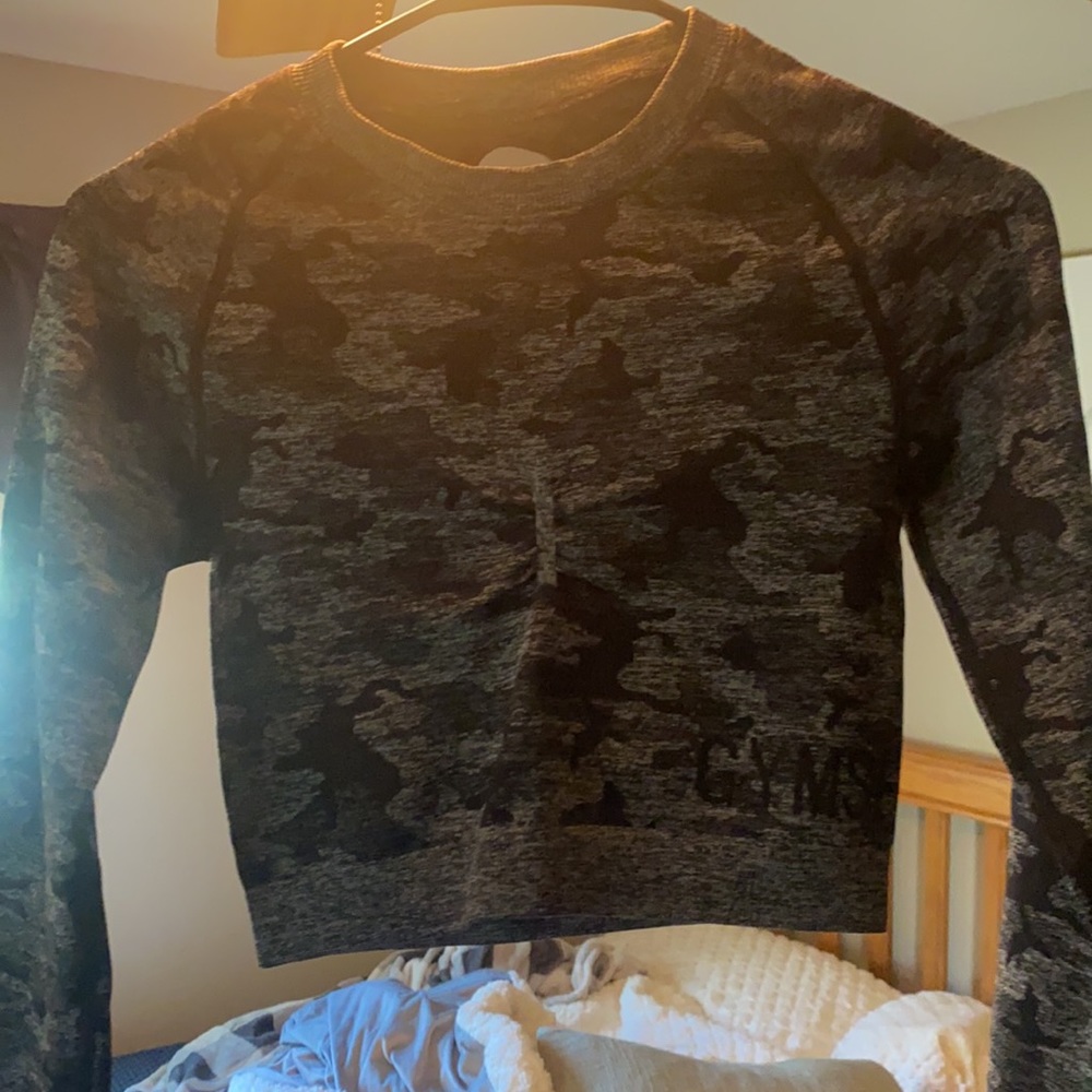 Cropped gym shark top